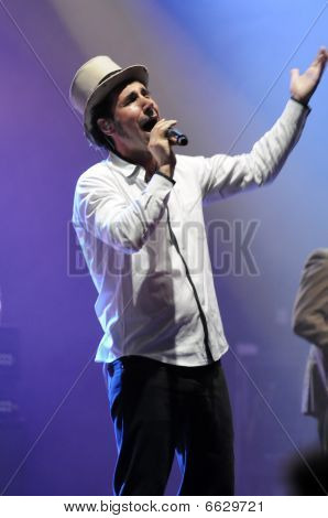 Serj Tankian 现场直播表演。