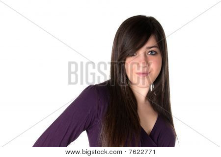 Giovane donna allegra isolata su sfondo bianco.