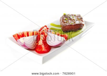 Carne asada servida en blanco