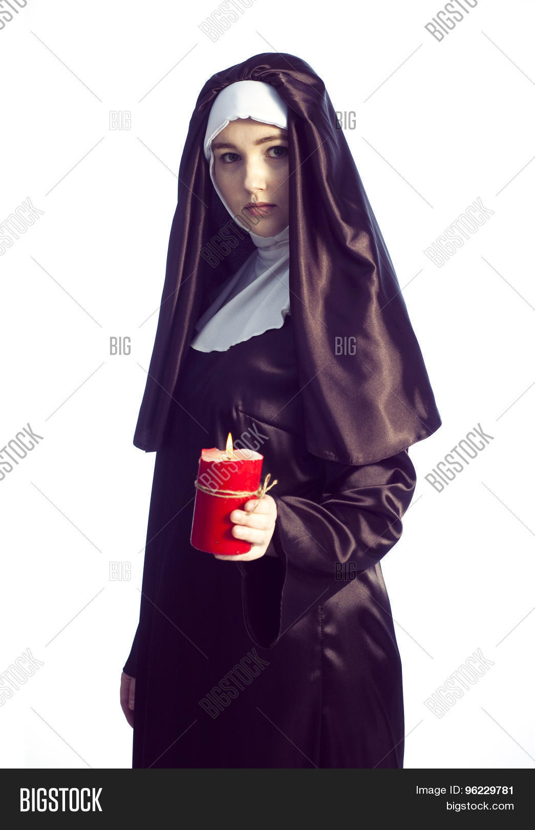 образ монахини. свечи монашки. монахиня молится. фотосессия монашка со свечами. анна сахарова монашка.