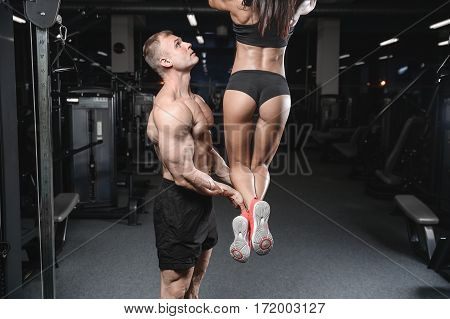 Sexy Caucasian Man And Woman In Gym .