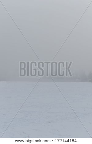 Snowy morning and heavy fog. Visibility of 30 meters, free sprostranstvo in the snow, the horizon is not visible for the thick fog.