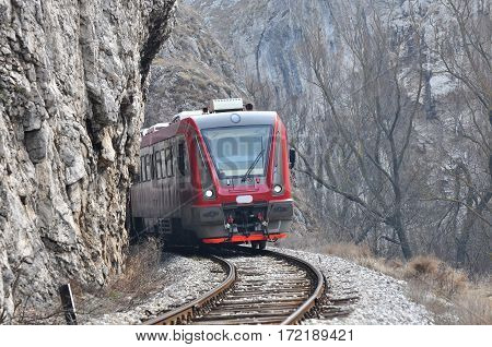 The train on the railway line through the canyon