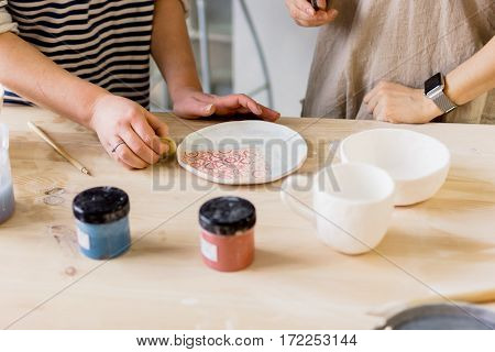 workshop production of ceramic tableware product painting.