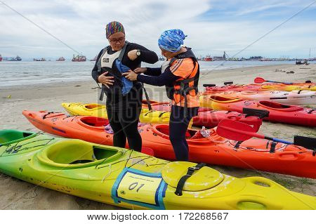 Labuan,Malaysia-Feb 19,2017:Group of adventurer ready to kayaking in Labuan island,Malaysia.Malaysia is the ideal place for water sports,like white water rafting,kayaking,scuba diving,sailing,banana boating,jet skiing,wakeboarding or parasailing, Malaysia