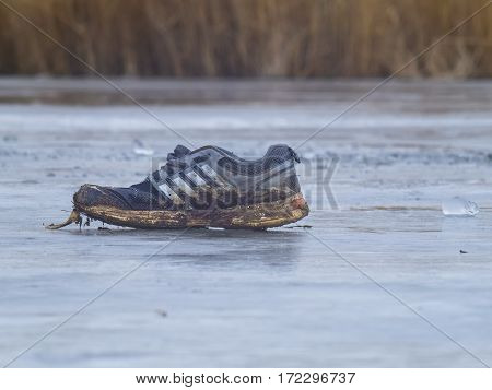 The dirty Sneaker froze on the ice