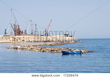 Панорамный вид на морской порт Бари. Апулия.