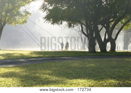 Due Joggers e un bambino