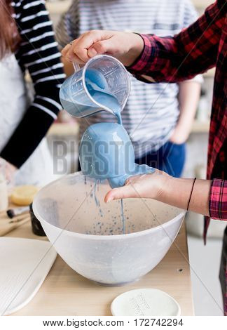 workshop production of ceramic tableware product painting.
