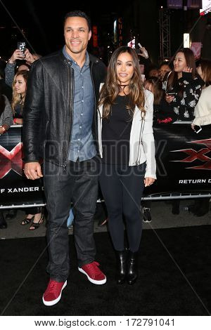 LOS ANGELES - JAN 19:  Tony Gonzalez, October Gonzalez at the 