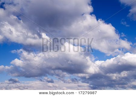 Nuages blancs sur bleu ciel