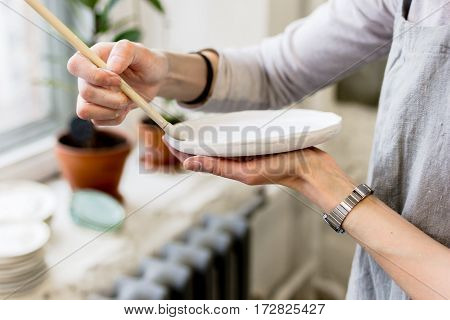 workshop production of ceramic tableware product painting.