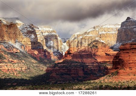 Boynton Red White Rock Canyon śnieg chmury cienie Vista Sedona Arizona