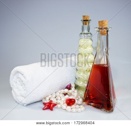Bath ans spa acessories in red and white