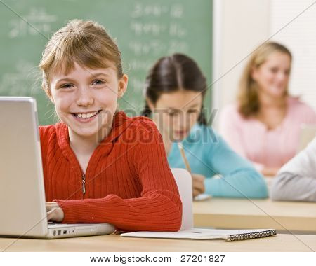 Studente utilizzando il portatile in Aula