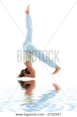 Salamba Sirsasana podporoval stoj na bílém písku #3