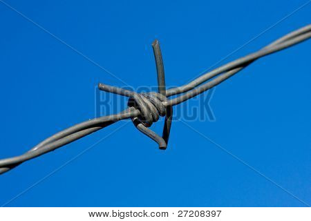 Barblock closeup sobre fundo de céu azul claro