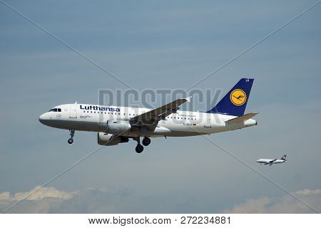 Frankfurt, Germany - Jun 09th, 2017: Lufthansa Airbus A319-100 Old Livery With Registration D-ailr O
