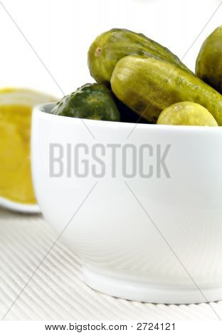 แตงกวาดองจานสีขาว