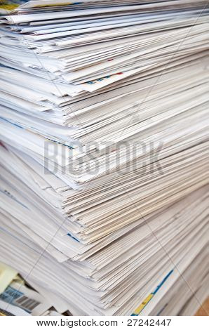 Grand nombre de journaux, plié dans une pile