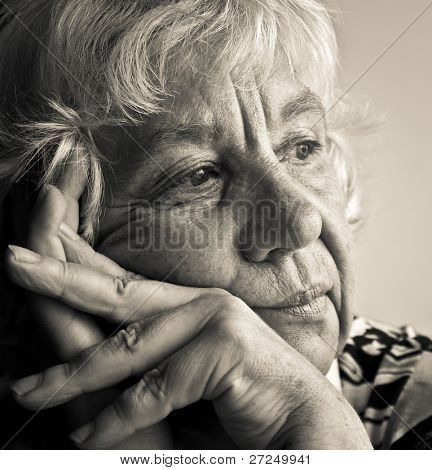 ภาพเหมือนขาวดำของหญิงสูงอายุ pensive