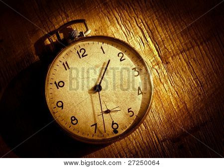  그런 지 배경에서 오래 된 시계입니다. 고대비