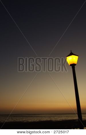 Streetlamp vid solnedgången