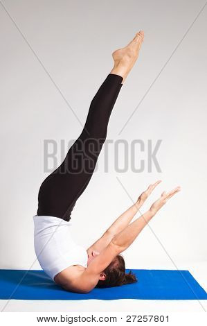 Set von jungen attraktiven Yoga Girl Übung zu tun. 51 von 116