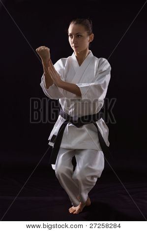 Karateka dívka na černém pozadí studio zastřelil