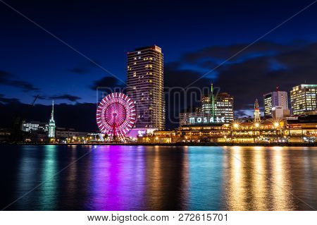 Kobe, Hyogo, Japan - November 22, 2018: Long Exposure Scene Of Mosaic Mall And Big Ferris Wheel Of K