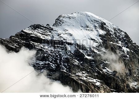 Crête de Mittelegi dans les nuages orageux, sommet de l'Eiger (3970m), Suisse