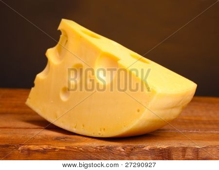 ? heese su tavola di legno nella stanza