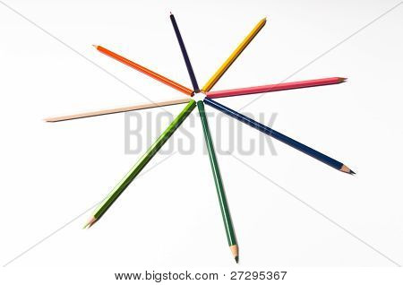 Vícebarevné ve tvaru hvězdy uspořádány tužky na izolované bílém pozadí