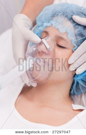 Mladá pacientka s kyslíkovou maskou