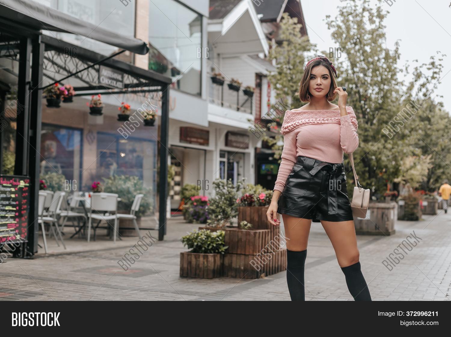 Linda Modelo Posando Image Photo Free Trial Bigstock