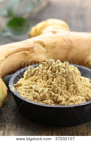 őrölt gyömbér (fűszer) és friss, egy fából készült hajón