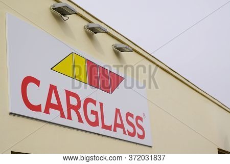 Bordeaux , Aquitaine / France - 01 24 2020 : Carglass Garage Sign Logo International Shop Vehicle Gl