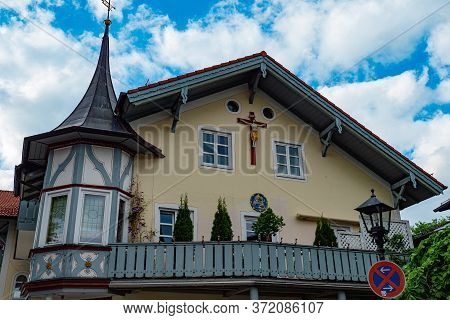 Typical Bavarian Houses In The Historic District Of Oberammergau Germany - Oberammergau, Germany - M