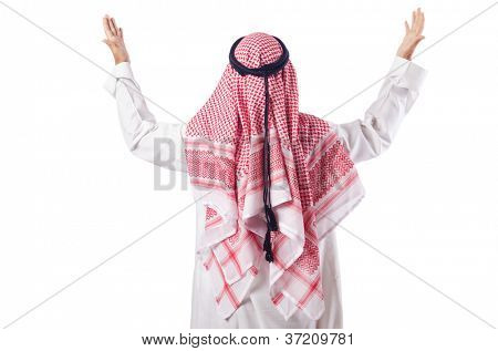 Arab muž se modlí na bílé