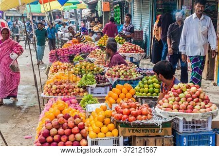 Bogra, Bangladesh - November 7, 2016: Fruit Stalls In Bogra Bangladesh