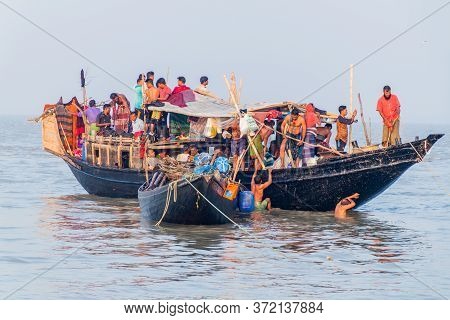 Dublar Char, Bangladesh - November 14, 2016: Hindu Pilgrims On Their Boats During Rash Mela Festival