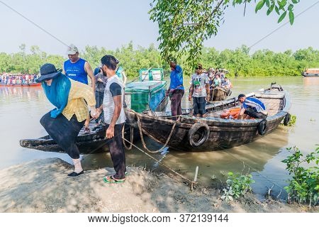 Hiron Point, Bangladesh - November 14, 2016: Tourists Are Leaving Their Boat At Hiron Point In Sunda
