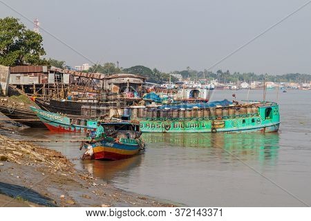 Khulna, Bangladesh - November 16, 2016: Boats On Rupsa River In Khulna, Bangladesh