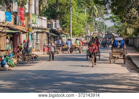 Khulna, Bangladesh - November 16, 2016: Traffic On A Street In Khulna, Bangladesh
