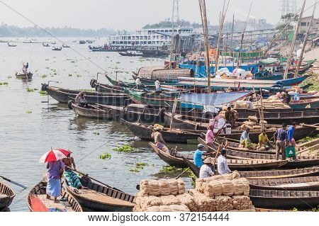 Dhaka, Bangladesh - November 22, 2016: Small Wooden Boats At Buriganga River In Dhaka, Bangladesh