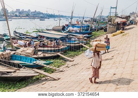 Dhaka, Bangladesh - November 22, 2016: Wooden Boats At Buriganga River In Dhaka, Bangladesh