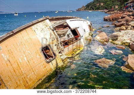 Boat abandoned after an accident, Theoule-sur-mer, France