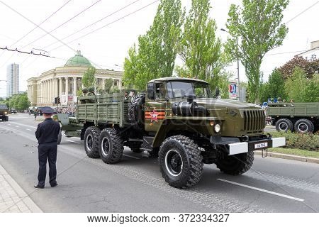 Donetsk, Donetsk Peoples Republic, Ukraine, May 9, 2018. A Convoy Of Military Vehicles With Artiller