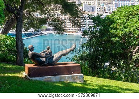 Monte Carlo, Monaco - June 13, 2019 : A Statue Of A Man And A Child - Vel Cassel 1999 - In The Garde
