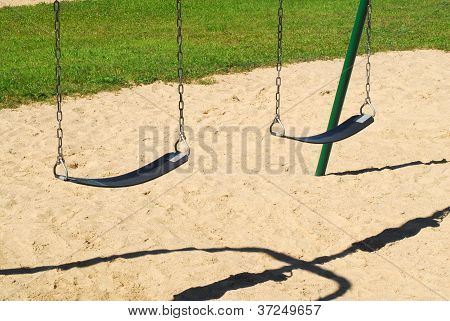 Tom gynger på Sandy legeplads